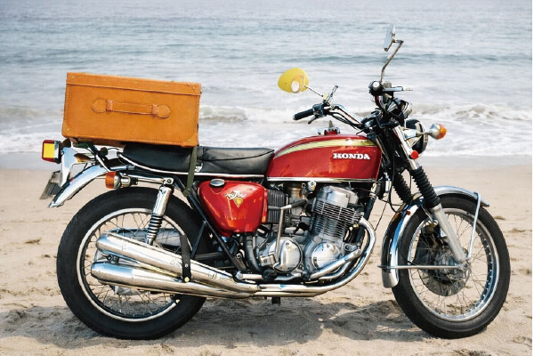 バイクとヌメ革トランクケース