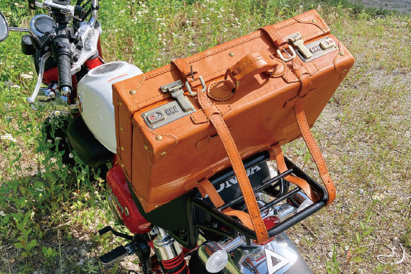 バイクとヌメ革トランクケース