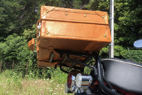バイクとヌメ革トランクケース