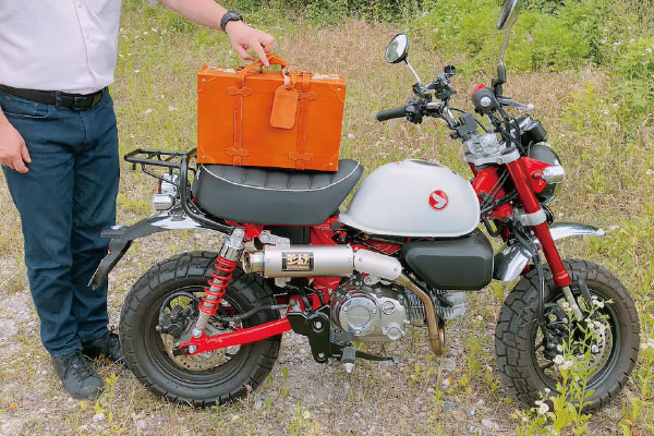 バイクとヌメ革トランクケース