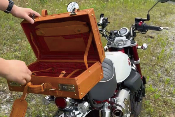 バイクとヌメ革トランクケース